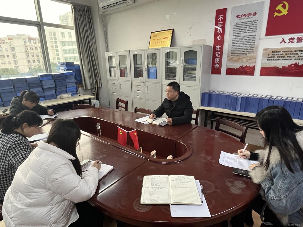 故事中的清廉人物典范就像面镜子